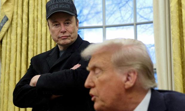 Elon Musk escucha a Donald Trump en el Despacho Oval, el 11 de febrero de 2025. (Kevin Lamarque / Reuters)