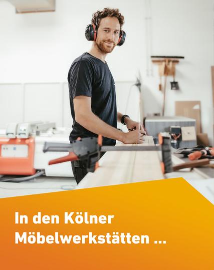Ein Tischler trägt Gehörschutz bei der Arbeit und schaut in die Kamera.