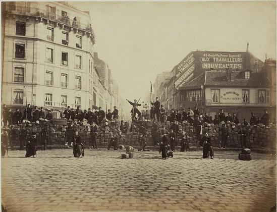 A barricade thrown up by Communard National Guard on 18 March 1871. By https://www.parismuseescollections.paris.fr/fr/musee-carnavalet/oeuvres/barricade-de-la-chaussee-menilmontant-18-mars-1871, Public Domain, https://commons.wikimedia.org/w/index.php?curid=1449348
