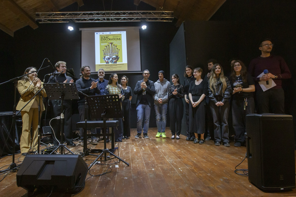 Foto di gruppo finale sul palco, tra gli applausi finali