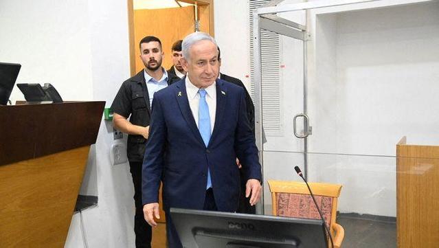 Benjamin Netanyahu assisteix al seu judici als jutjats de Tel-Aviv, el 12 de març (Reuters/Yair Sagi)