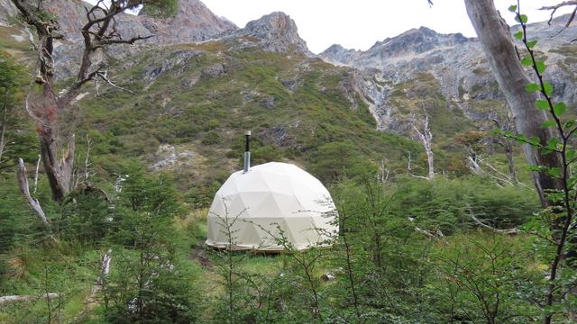Ein Dome zum Übernachten für die Wanderer