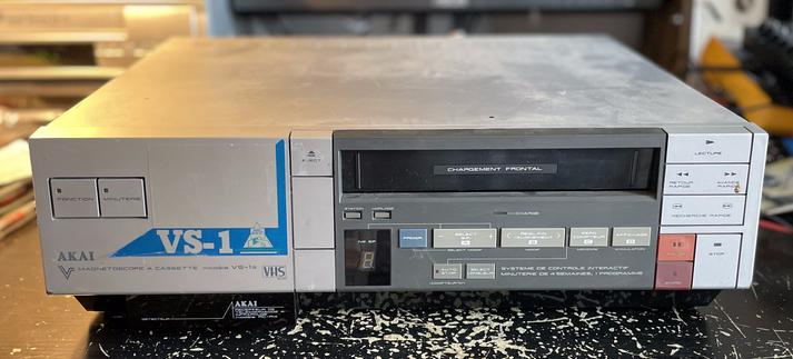 Face avant du magnétoscope Akai VS-1S