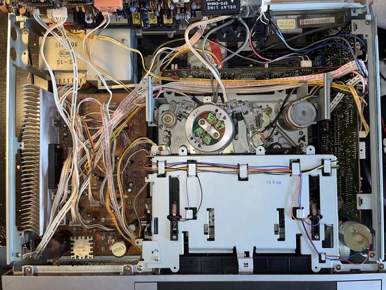 Intérieur côté supérieur avec toute l'électronique et la mécanique