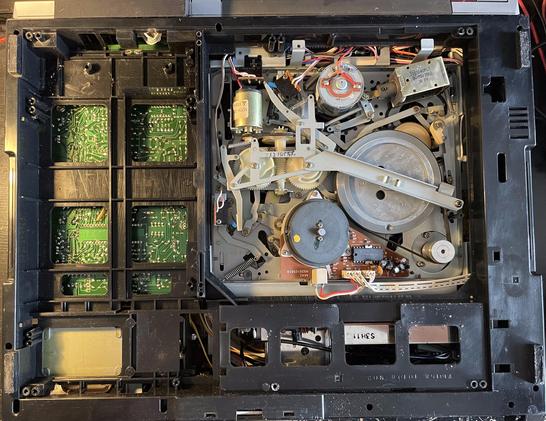Intérieur côté supérieur avec quelques pistes visibles de l'électronique et la mécanique avec des engrenages et courroies