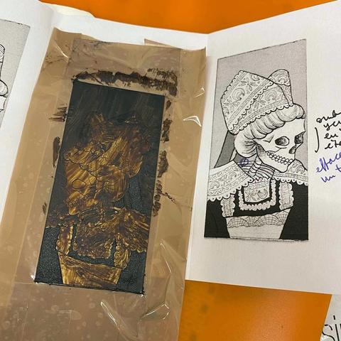 Étape en cours : la plaque est méconnaissable, couverte de vernis et d’aquatinte, car les bains dans le mordant ne sont pas terminés. À droite, dessin représentant le résultat que j’essaie d’obtenir.