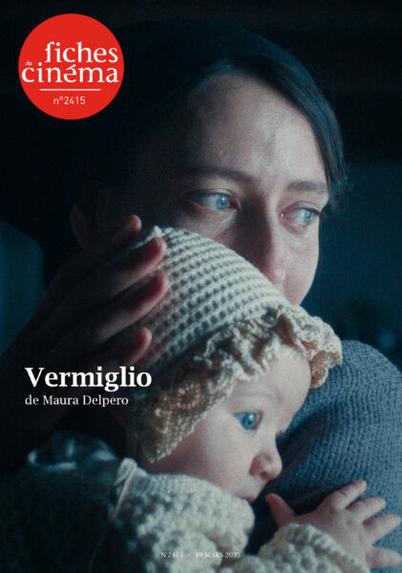 Image tirée de “Vermiglio” de Maura Delpero : une femme tient dans ses bras un nourrisson.