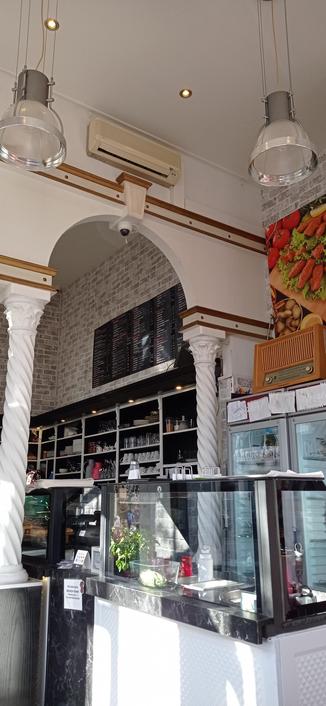 in das Café zu gehen war angesichts des Logos eine sehr schnelle Entscheidung. das gemütliche Innere zeigt, dass es eine gute Entscheidung war.