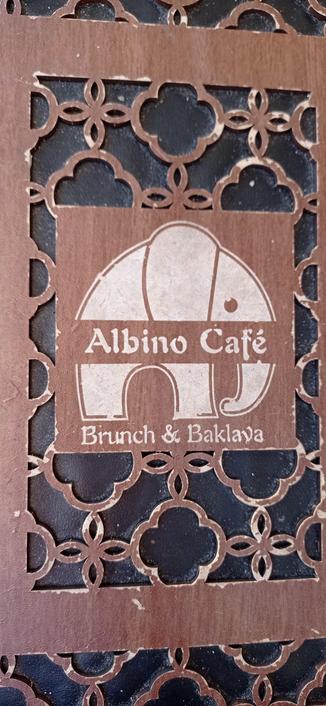 die Speisekarte hat auf dem Einband das Café-Logo, umrahmt von einem orientalischen Sichtschutz