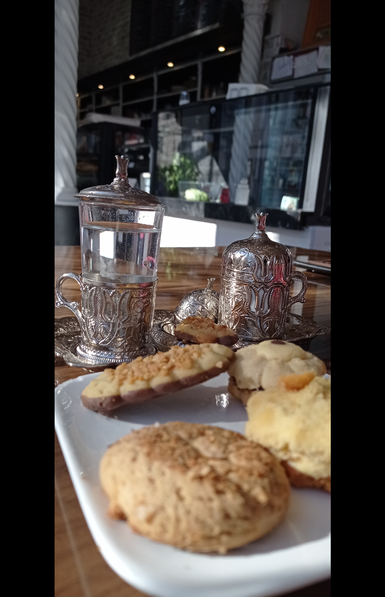 zum Nachtisch habe ich Kekse und einen türkischen Mokka in einem wundervollen Tassen-Set