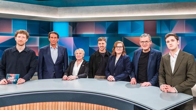 Gruppenfoto: Louis Klamroth, Moderator Julian Nida-Rümelin (SPD): Philosoph und Staatsminister a.D. Bascha Mika: Podcasterin und langjährige Chefredakteurin von „taz“ und „Frank furterRundschau“ David Matei: Influencer für Verteidigungsthemen und Jugendoffizier Andrea Rotter: Leiterin Außen- und Sicherheitspolitik an der Akademie für Politik und Zeitgeschehen der Hanns-Seidel-Stiftung Roderich Kiesewetter (CDU): Obmann der Unions-Bundestagsfraktion im Auswärtigen Ausschuss und Oberst a.D. Ole Nymoen: Podcaster und Autor (Ina Ruck: langjährige Auslandskorrespondentin, zugeschaltet aus Moskau) (Jeff Rathke: Präsident des American-German Institute an der Johns-Hopkins Universität und ehemaliger US-Diplomat und Nato-Beamter, zugeschaltet aus den USA)