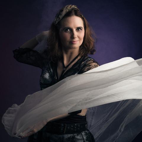 Tänzerin mit Schleier im Nebel.