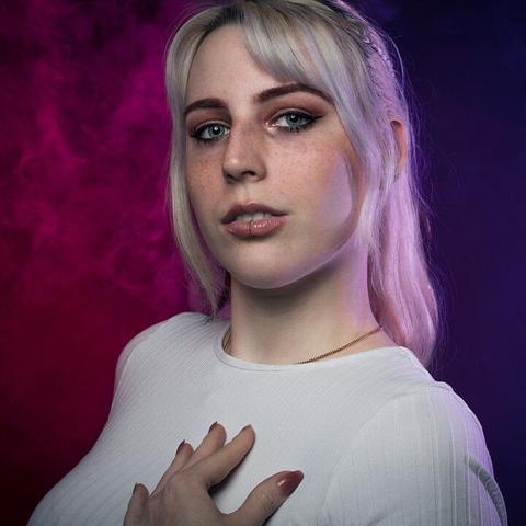 Blondes Model vor nebligen zweifarbigem Hintergrund