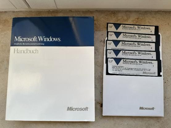 Ein wirklich schöner Satz an 5.25Zoll Disketten von Windows 3.0.

+ Handbuch