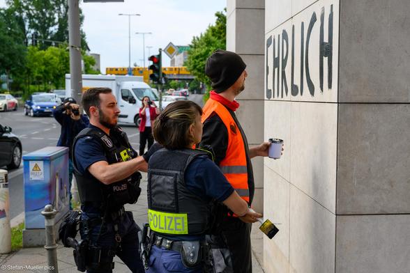 Polizei nimmt Aktivisten der Letzten Generation fest, der mit schwarzer Farbe an die SPD-Zentrale „Seid Ehrlich“ geschrieben hat. Willy-Brandt-Haus, Berlin, 05.06.2024