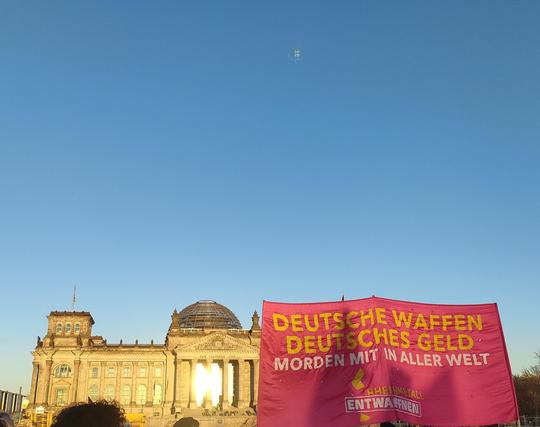 Deutsche Waffen, deutsches Geld morden mit in aller Welt. 

Foto von der Kundgebung am Reichstag mit dem Titel "Schluss mit den Kriegskrediten". Gemeinsam gegen die Aufrüstungspläne! 
#B1803
