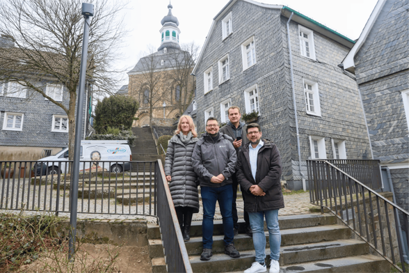 Sichtbar wird der neue Wlan-Hotspot durch einen kleinen Sender (links im Bild) an der Klostertreppe. Das neue Angebot stellten (v. l.) Bezirksbürgermeisterin Ruth Fischer-Bieniek, Andreas Freund (Stadt Solingen), Lars Rennert und Tobias Ziemann (beide Technische Betriebe Solingen) vor