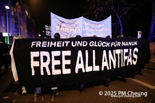 Das Fronttransparent der Antirepressionsdemonstration mit der Aufschrift "Freiheit und Glück für Nanuk. Free all antifas".