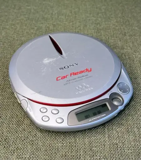 Ein Sony Discman in silber, dessen CD-Klappe auch die Auflagefläche einer Küchenwaage sein könnte