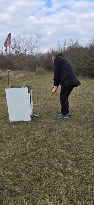 Ein Crossgolf Spieler scheitert an der Waschmaschine beim Einlochen