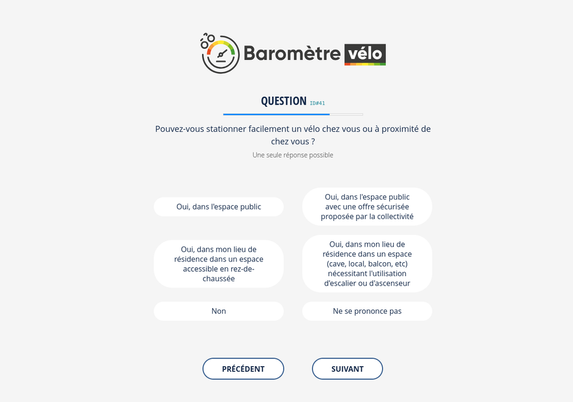Capture d’écran du questionnaire du Baromètre vélo 2025. La question affichée est : "Pouvez-vous stationner facilement un vélo chez vous ou à proximité de chez vous ? (Une seule réponse possible.)"  
Les options suivantes apparaissent sous forme de boutons : 

* Oui, dans l’espace public  
* Oui, dans l’espace public avec une offre sécurisée proposée par la collectivité  
* Oui, dans mon lieu de résidence dans un espace accessible en rez-de-chaussée  
* Oui, dans mon lieu de résidence dans un espace (cave, local, balcon, etc.) nécessitant l’utilisation d’escalier ou d’ascenseur  
* Non  
* Ne se prononce pas  

Les boutons "Précédent" et "Suivant" sont visibles en bas de l’écran.