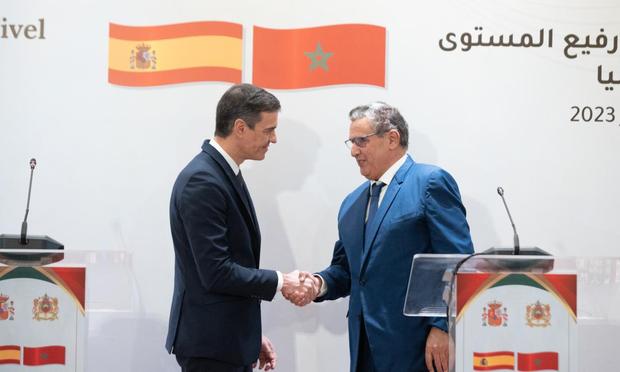 El presidente del Gobierno, Pedro Sánchez, junto al primer ministro de Marruecos, Aziz Ajanuch, en febrero de 2023. (Europa Press via Getty Images)