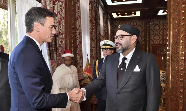 Pedro Sánchez y Mohamed VI se saludan durante un encuentro en Rabat, en noviembre de 2018. (LAPRESSE)