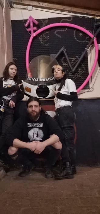 Band basso-marchigiana Fosso della carogna con rottame di Polizia Municipale. Sullo sfondo transfemminista e occupazione (⚧)