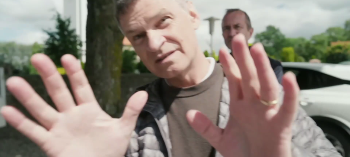 Mikkel Jonsen holder hænderne op foran kameraet