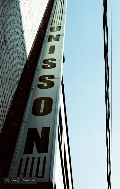 Affiche des locaux de musique Place Unisson à Québec. Photographie par Cindy Cinnamon