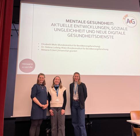 Von links nach rechts: Dr. Helena Ludwig-Walz (BiB), Elizabeth Mohr (BiB) und Melanie Eckert (krisenchat gGmbH) beim Fachforum "Mentale Gesundheit: Aktuelle Entwicklungen, soziale Ungleichheit und neue digitale Gesundheitsdienste" auf dem Kongress für Armut und Gesundheit in Berlin am 18. März 2025.