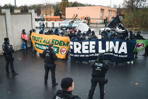 Demonstration. Plakate mit den Aufschriften 'Free Lina', und 'Trotz alledem'.

Dazu einige Polizist:innen