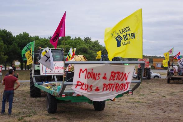 Tracteur de la Confédération paysanne, lors d’une mobilisation contre le projet Salvaza, avec une banderolle : « Moins de béton, plus de potirons ».
