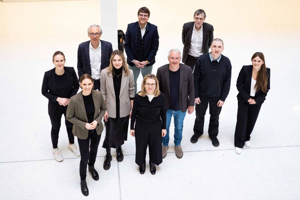 Die Forschenden des vom Bundesministerium für Bildung und Forschung (BMBF) geförderten Forschungsprojekts EMPOWER-U (v.l.n.r.): Susanne Meyer (Brainlab AG), Lea Belz (Universität Augsburg), Prof. Dr. Benedikt Buchner  (Universität Augsburg - Lehrstuhl für Bürgerliches Recht, Haftungsrecht und Recht der Digitalisierung), Anna-Lena Zickhardt (Universität Augsburg), Martin Wisböck (Brainlab AG), Prof. Dr. Claudia Müller-Birn (Freie Universität Berlin - Human Centered Computing),  Prof. Dr. Fabian Praßer (Berliner Institut für Gesundheitsforschung in der Charité), Prof. Dr. Matthias Rose (Charité, Universitätsmedizin Berlin, Medizinische Klinik mit Schwerpunkt Psychosomatik), David Leimstädtner (Freie Universität Berlin), Vera Schmich (Brainlab AG)  Bildquelle: Dr.-Ing. Julian Hoth (VDI/VDE)