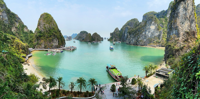 iPhone 12 Pro photo by Jenny Lam of Halong Bay, Vietnam