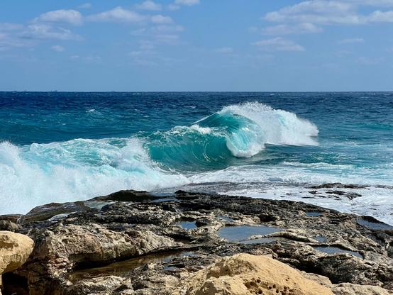 Schöne Wellen bei Zonqor Point auf Malta