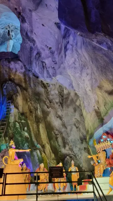Statuen in der Sri Ramayana Höhle stellen eine Szene aus dem Ramayana-Epos dar: Hanuman, Gottheit in Gestalt eines Affen, konfrontiert den Dämon Ravana
