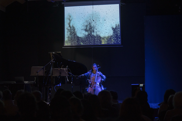 Gökçe Bahar Oytun esegue “La quiete, la fuga, disordine” di Nicola Monopoli con proiezioni di un giorno di pioggia