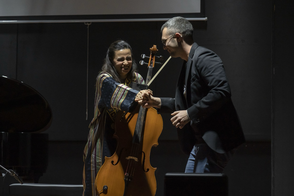 Stretta di mano finale tra Nicola Monopoli e Gökçe Bahar Oytun