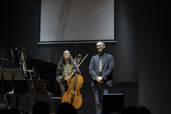 Gökçe Bahar Oytun e Nicola Monopoli ricevono gli applausi sul palco