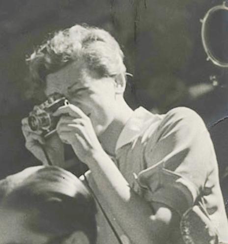 Taro in Spain, July 1937, with Leica camera and 5cm Summar lens. By Anonymous; cropped by Beyond My Ken (talk) 14:51, 15 August 2018 (UTC) - icp.org, Public Domain, https://commons.wikimedia.org/w/index.php?curid=71640232