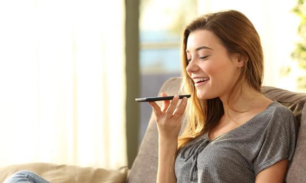 Una persona grabando un audio con el móvil. (Getty Images/iStockphoto)