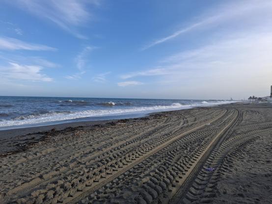 Foto from the beach, with blue sky and bigger waves
