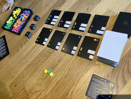 Spielaufbau Square One mit den weißen Sequenzen, für die es bessere („höherwertige“) Teile gibt und den schwarzen, die am Ende Punkte bringen.