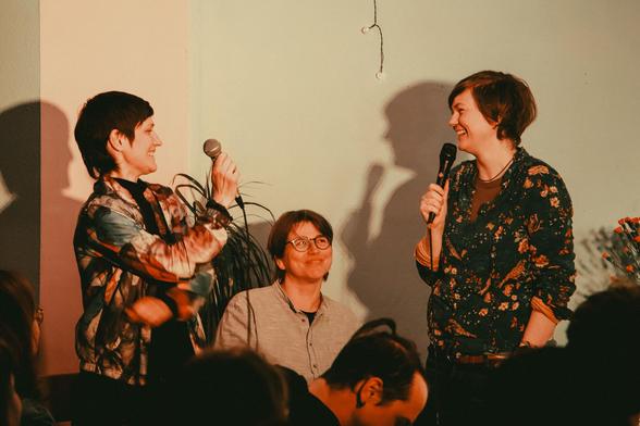 Ich interviewe gerade Alin Coen bei unserer schönen neuen FLINTA*Liederbühne! 
Dazwischen sitzt Ellen Bonte