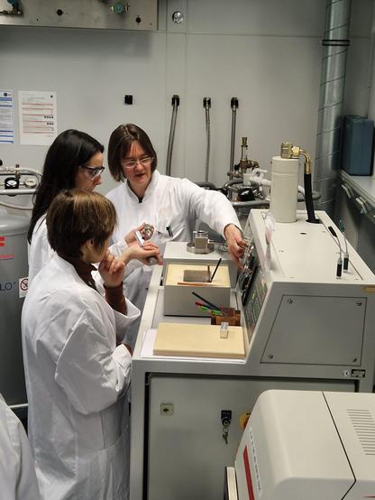 A high pressure freezing instrument is being used to prepare samples for electron microscopy by participants of the ZooCell EM sample preparation course.