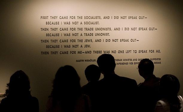 esucher vor dem Zitat von Martin Niemöller, das in der Dauerausstellung des United States Holocaust Memorial Museum zu sehen ist. Niemöller war lutherischer Pfarrer und einst Befürworter der Nationalsozialisten, der später wegen seines Widerstands gegen das Hitler-Regime inhaftiert wurde.

Quelle: US Holocaust Memorial Museum