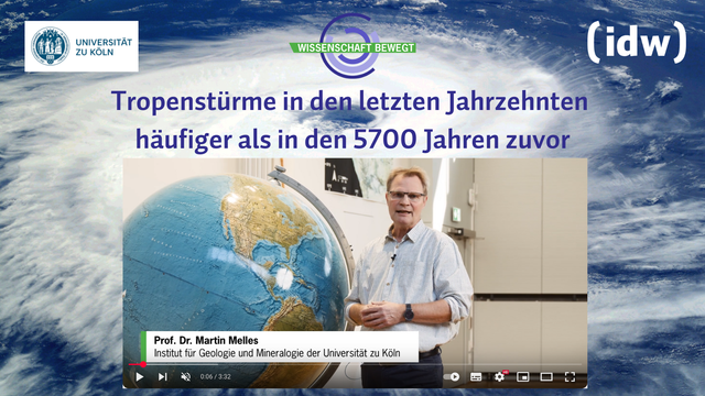 Tropenstürm in den letzten jahrzenten häufiger als in den 5700 jahren zuvor. die uni zu köln hat ein neues video zu diesem thema veröffentlicht. es ist ein screenshot aus dem video, im hintergrund ein hurrikan und die logos von idw, uni zu köln und wissenschaftbewegt abgebildet.