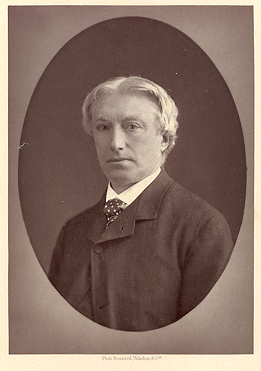 Portretfoto van Carel Vosmaer. In ovaal, ernstig kijkend, maar wel een leuk stropdasje met stipjes.