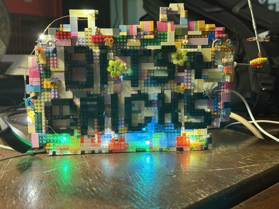 Bots+Bricks Schriftzug aus Diamondbricks mit Beleuchtung